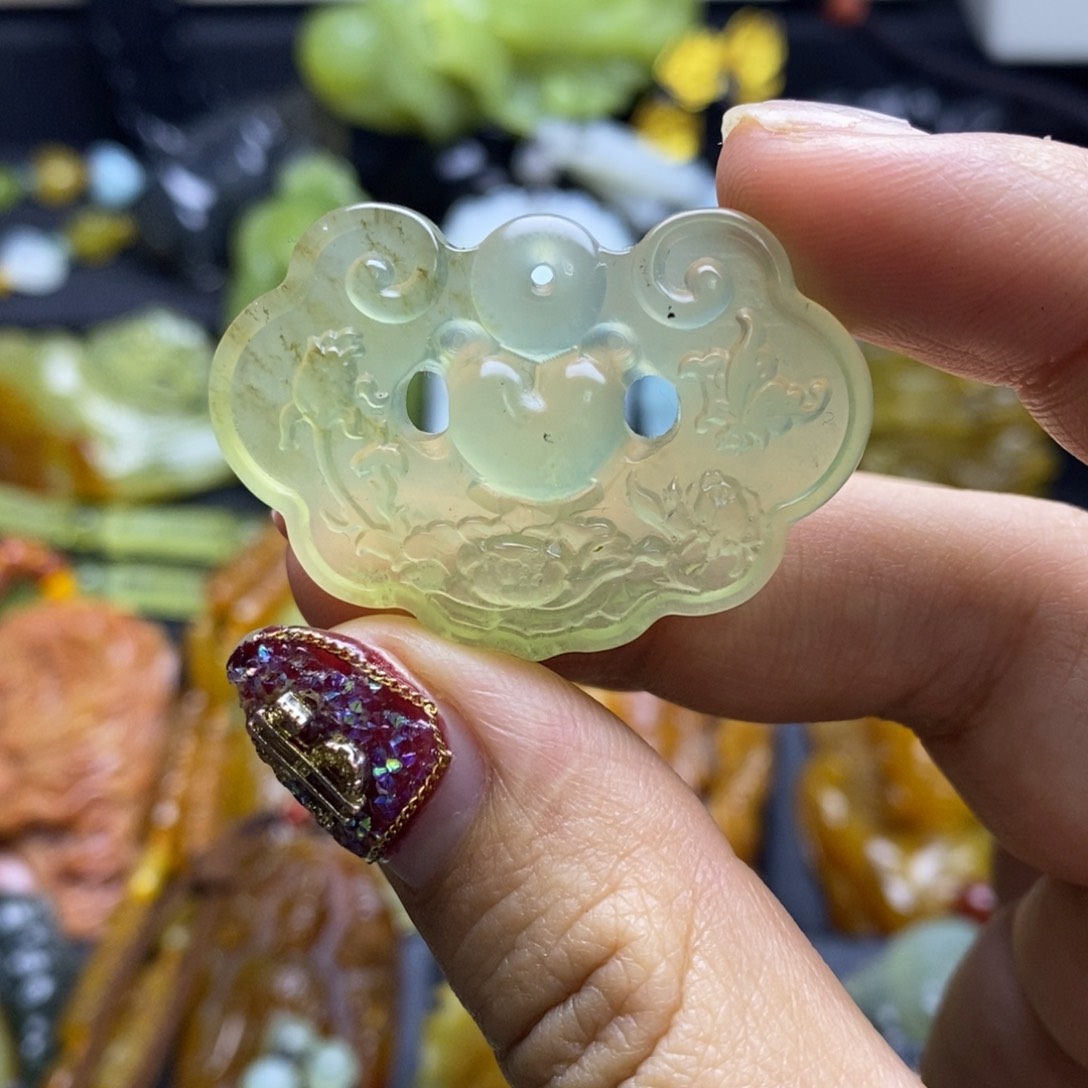 蛇纹石玉颈饰未镶嵌