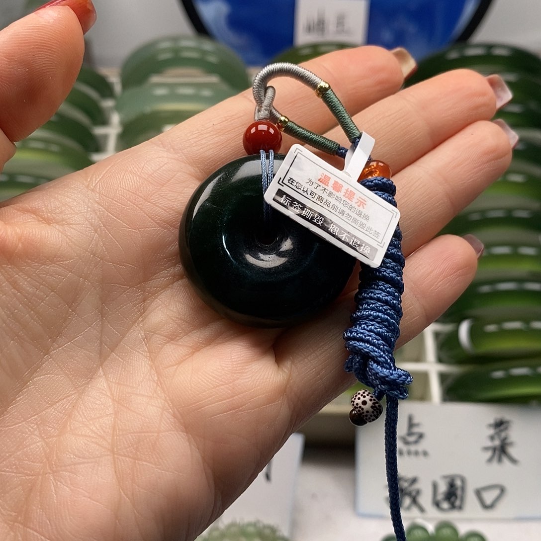 爱***己蛇纹石玉未镶嵌颈饰