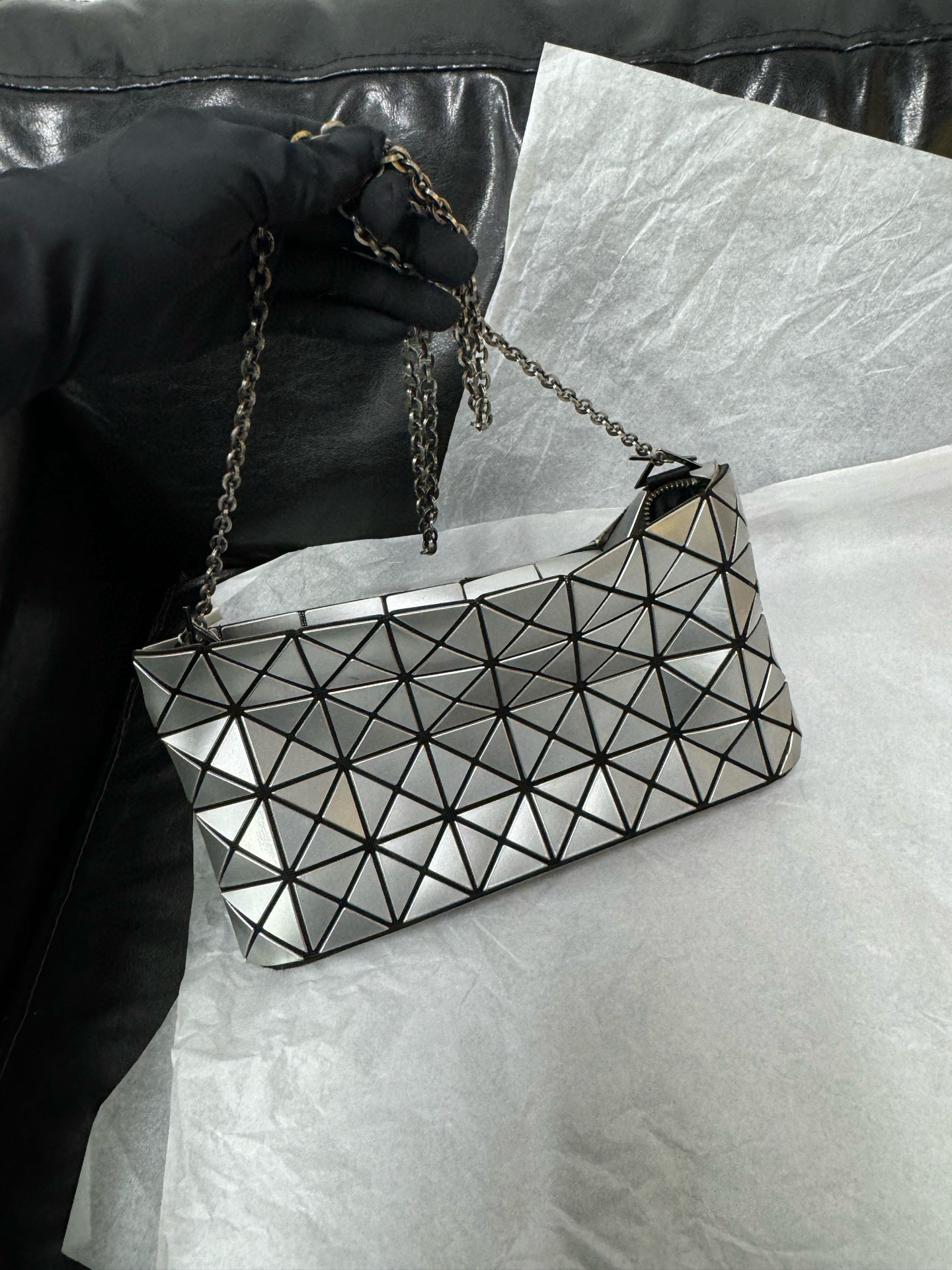 95新 Issey Miyake/三宅一生 三宅一生 银色斜挎包
