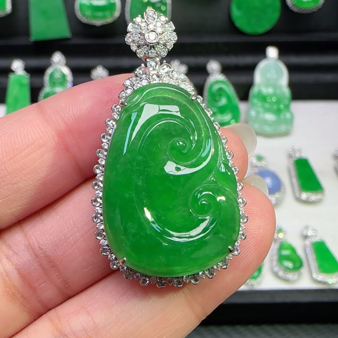 翡翠18K金镶嵌颈饰吊坠