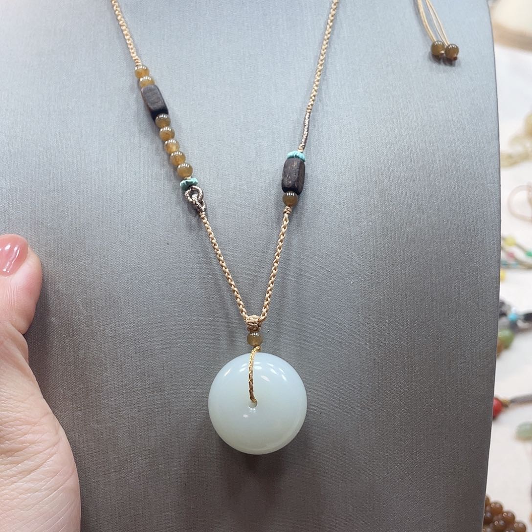 和田玉颈饰未镶嵌