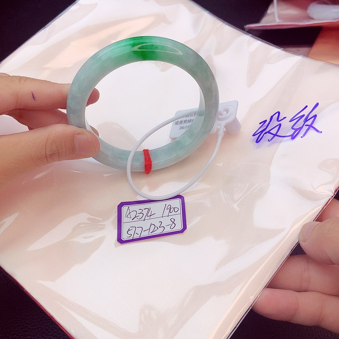 翡翠手镯未镶嵌翡翠