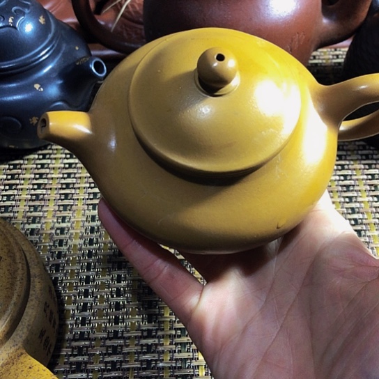 紫砂茶壶原矿泥料手工制作的紫砂壶。