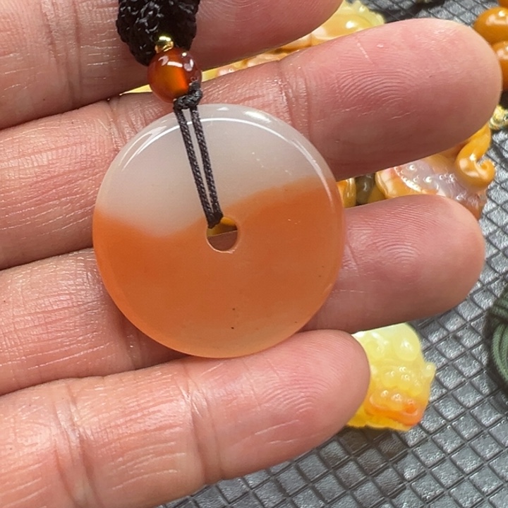 石英质玉（黄龙玉）颈饰未镶嵌