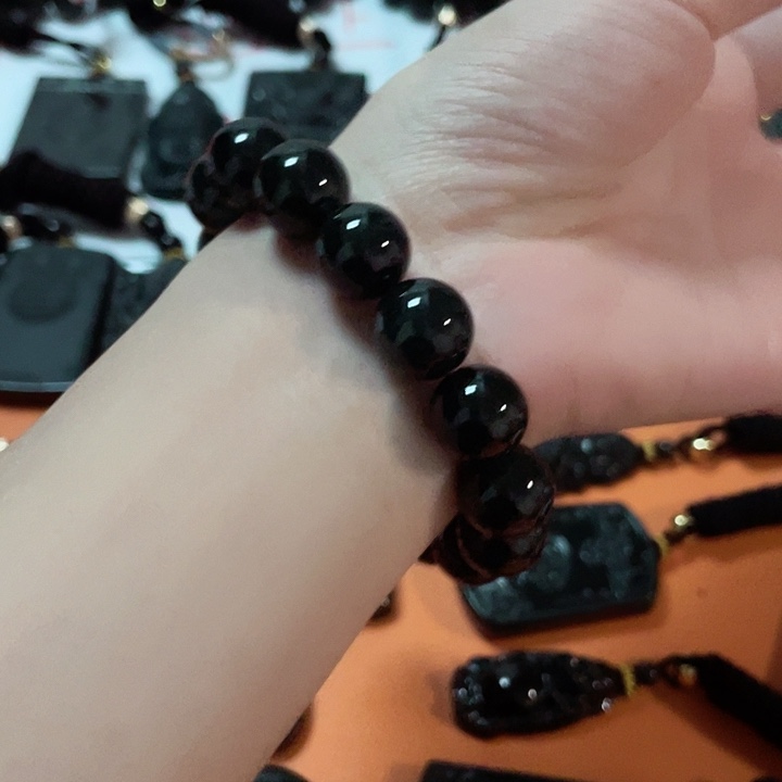 翡翠颈饰未镶嵌伟****依