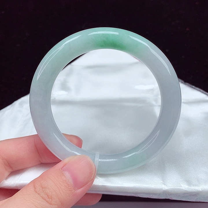 翡翠手镯未镶嵌翡翠