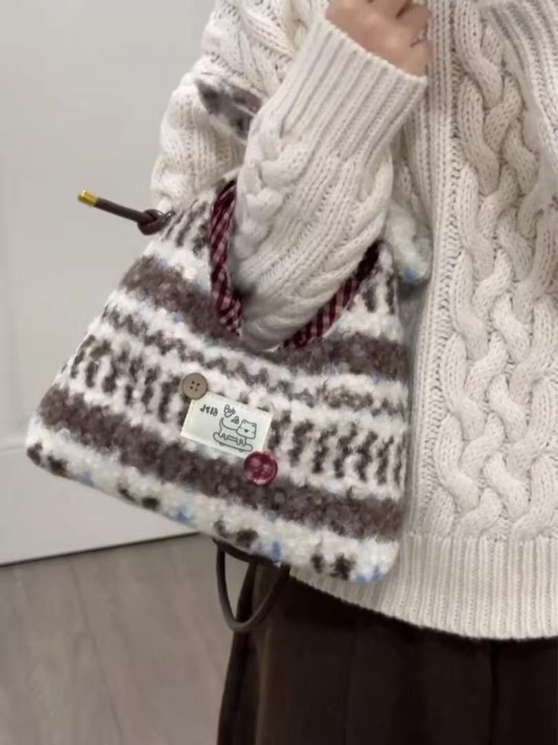 费尔岛羊羔毛手拎包包女2025新款潮时尚学院风通勤手提单肩斜挎包