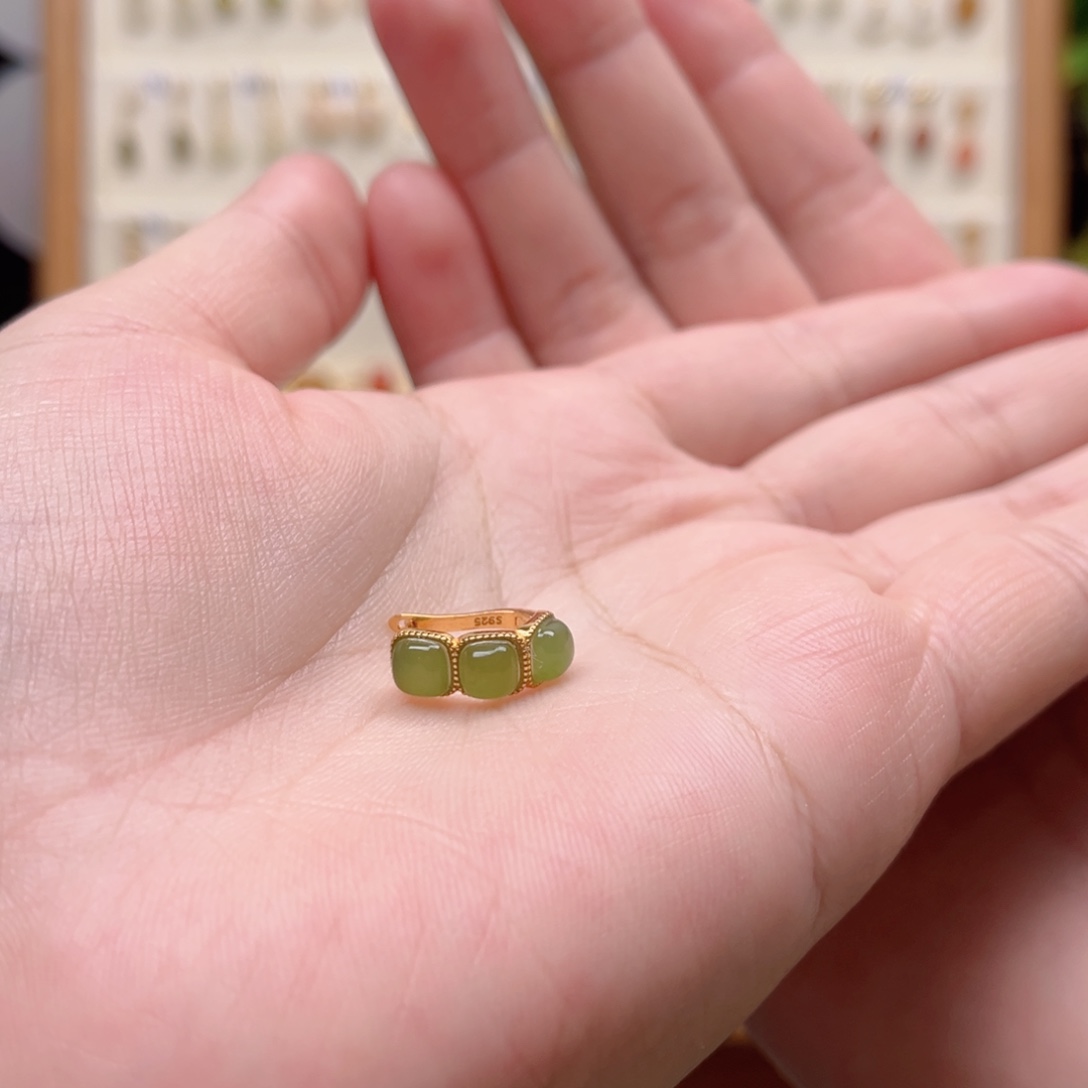 冷***杉和田玉银S925镶嵌耳饰