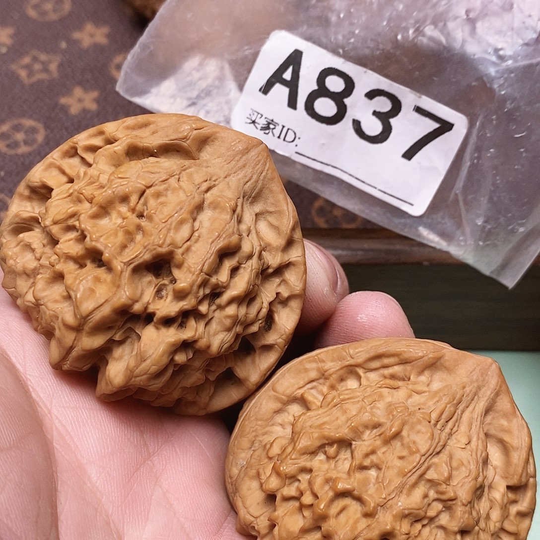文玩核桃把件官帽50尺。    