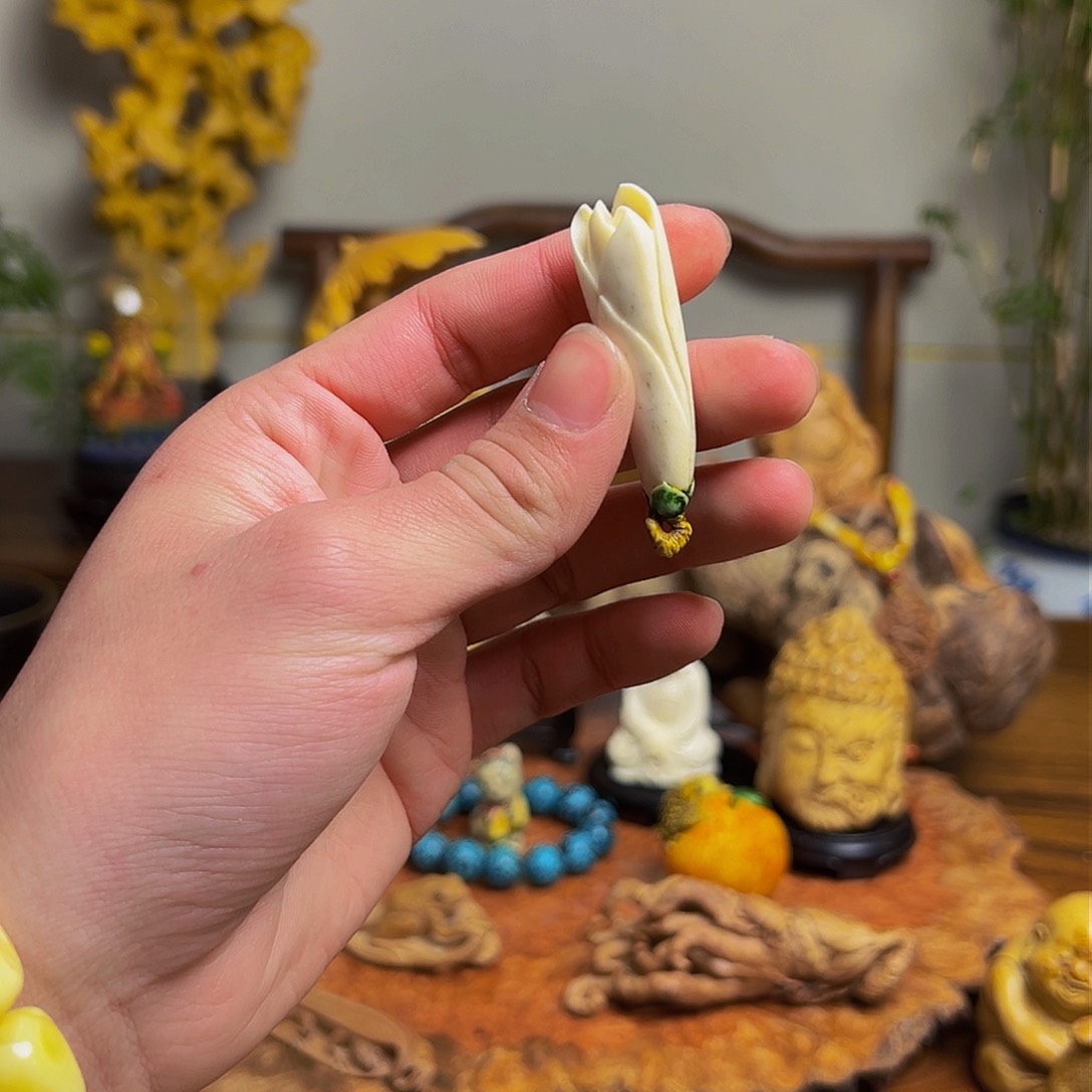 竹尚秋竹木雕刻玉兰花