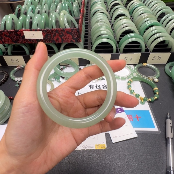 石英质玉手镯未镶嵌