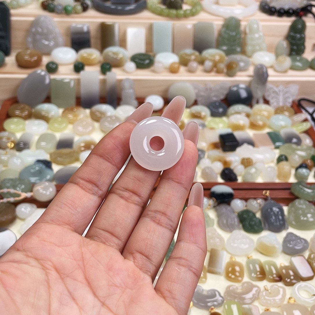 和田玉未镶嵌吊坠(赠链)