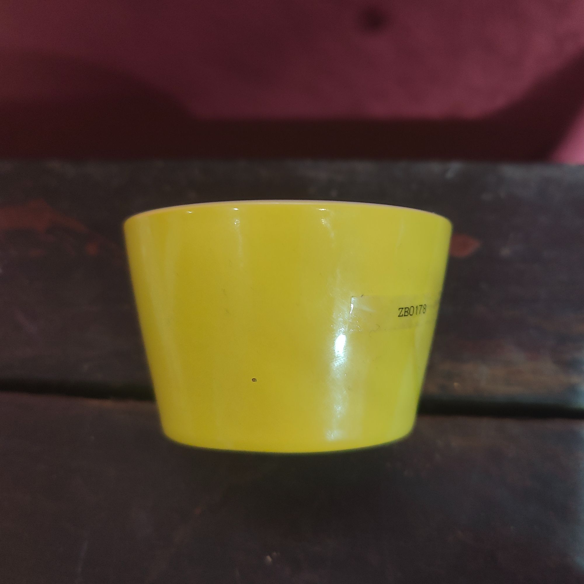 古陶瓷黄釉寿桃底款马蹄杯