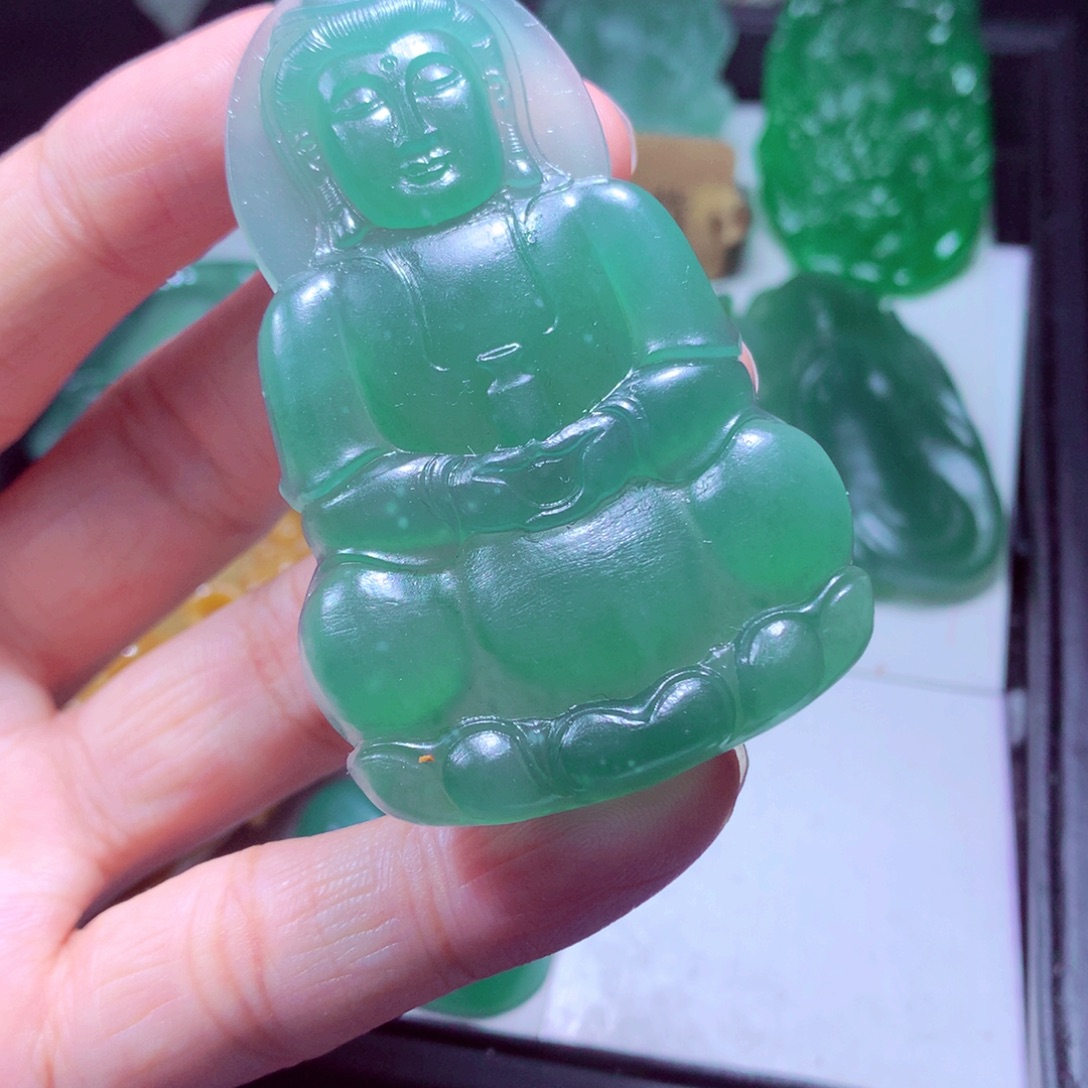 柒****定制翡翠未镶嵌天然翡翠A货毛货挂件