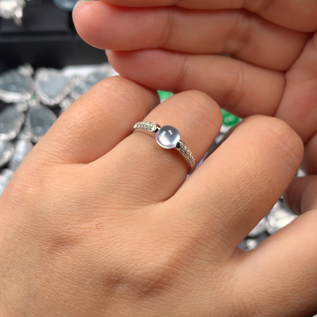 颈饰18K金镶嵌翡翠玻璃钢蛋