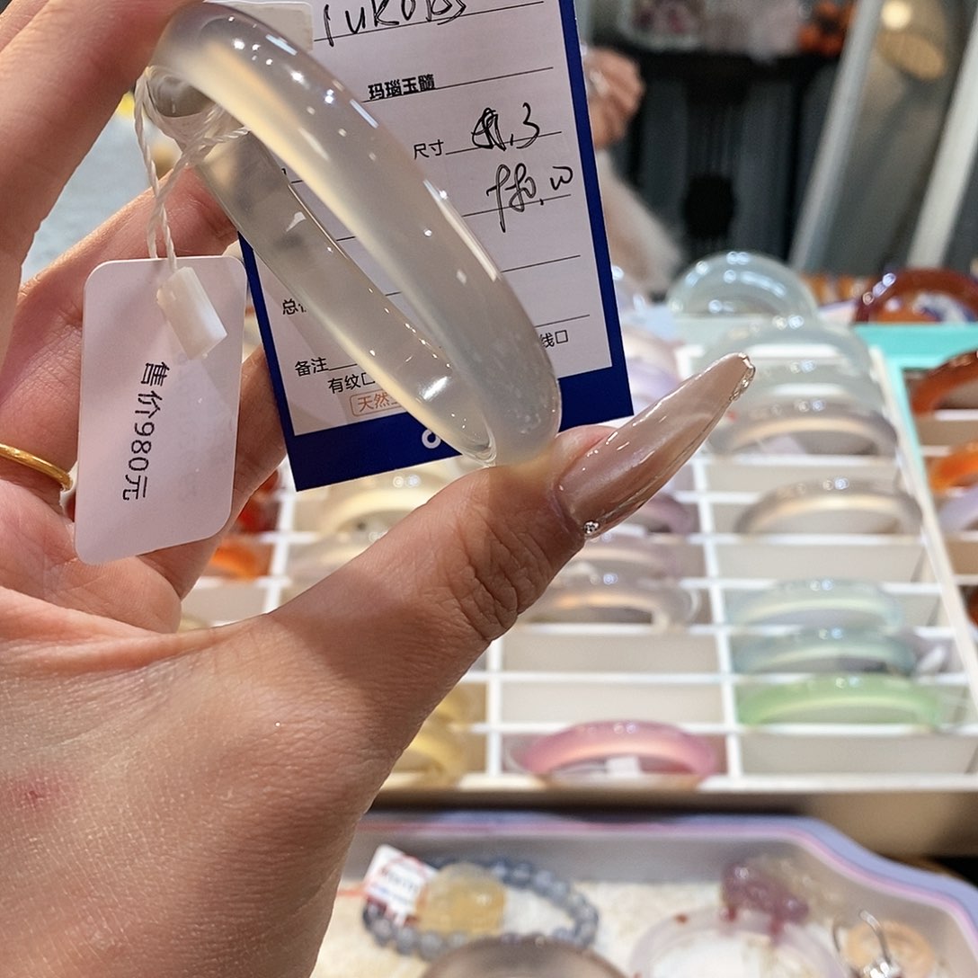 玛瑙/玉髓手镯未镶嵌i****s