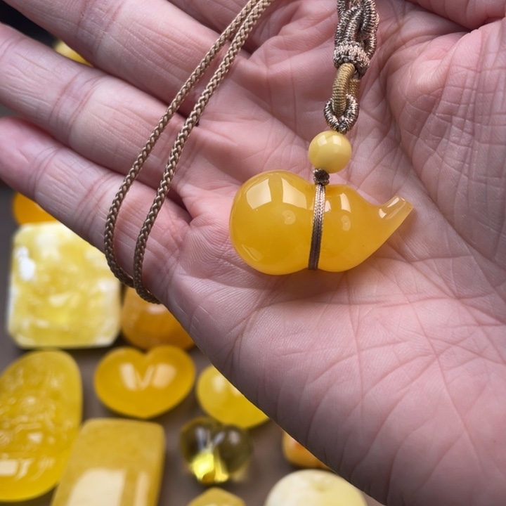 琥珀未镶嵌颈饰如图