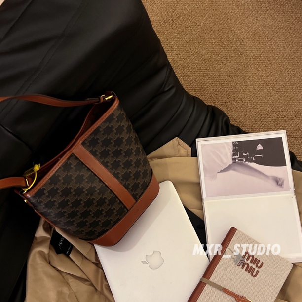 【凯旋俱乐部】水桶包2025年新款凯旋大容量单肩斜挎包轻奢时尚