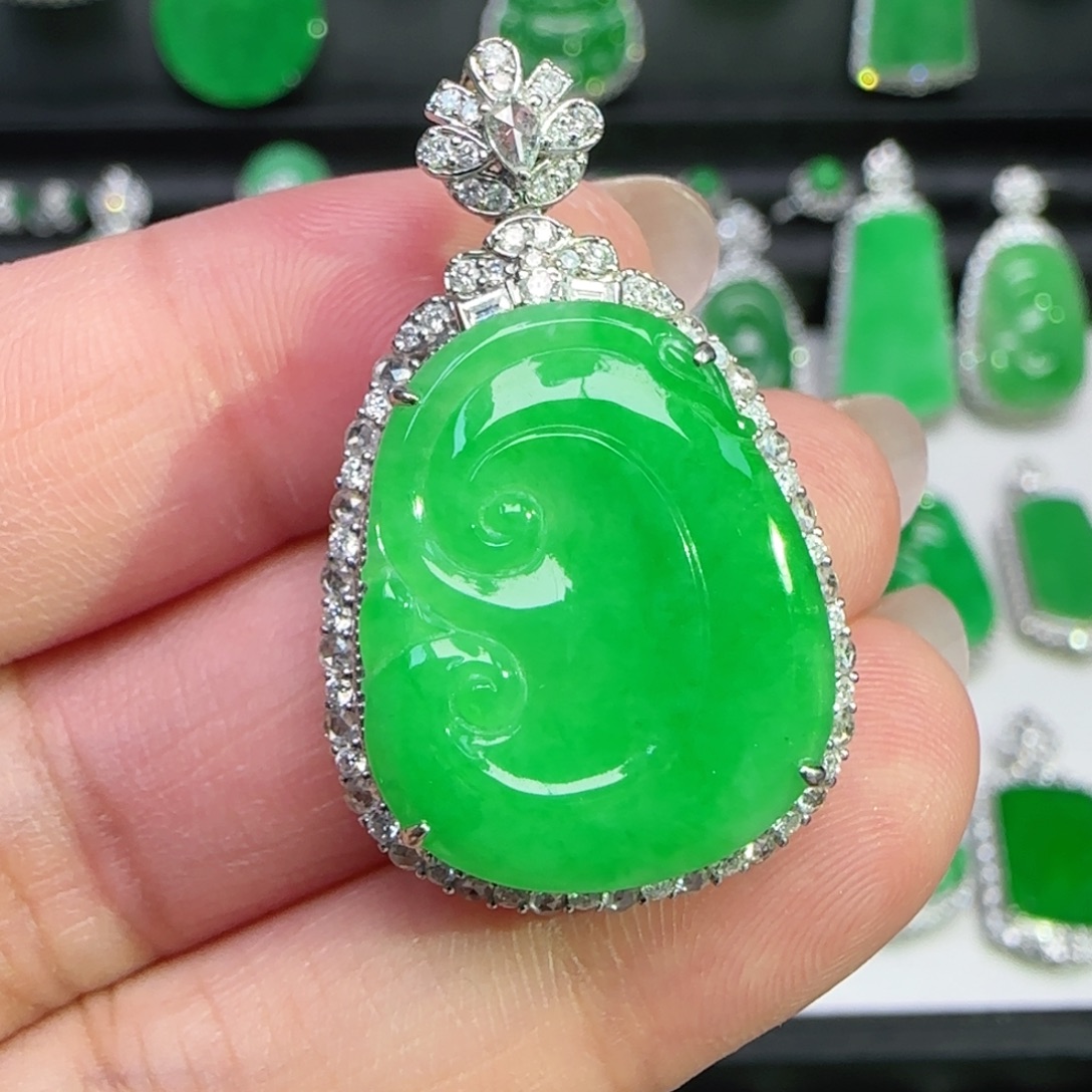 翡翠18K金镶嵌颈饰吊坠