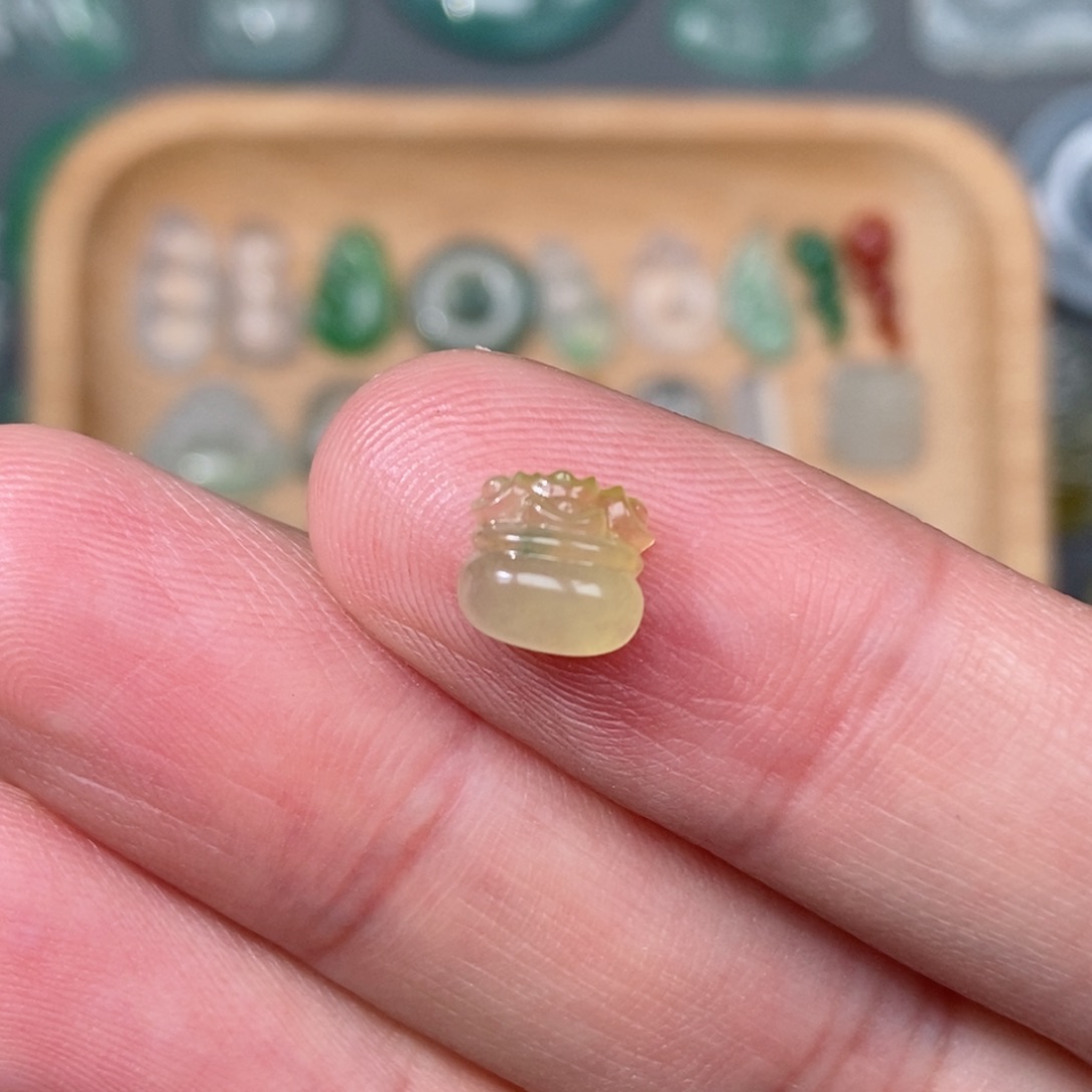 翡翠颈饰未镶嵌钱袋