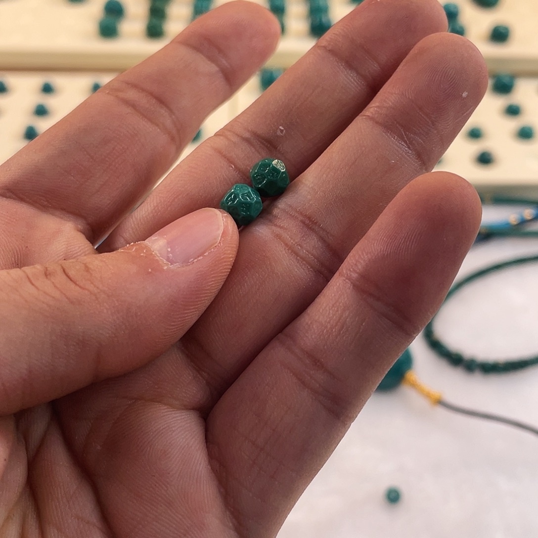 绿松石未镶嵌颈饰