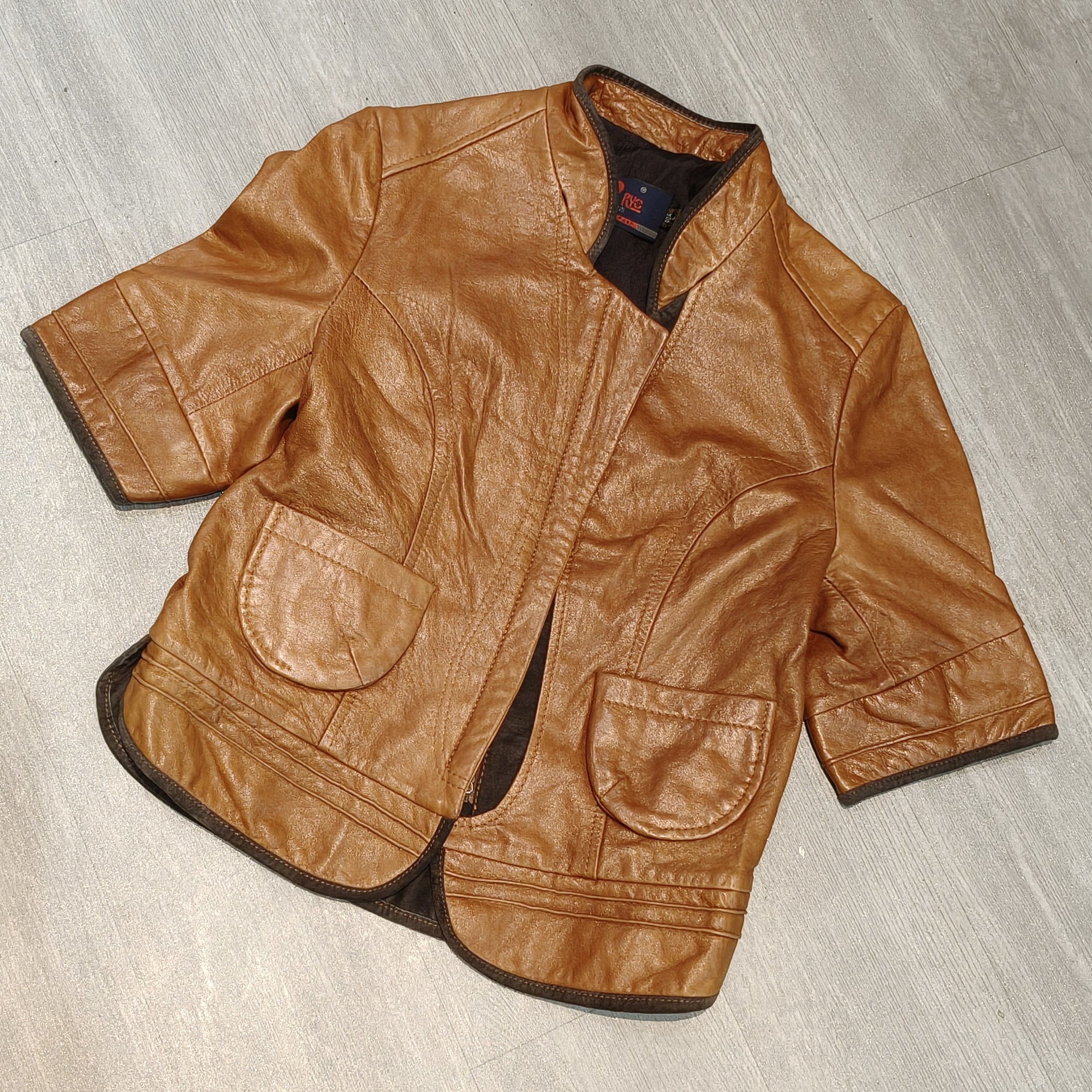 春秋修身型（样衣默认瑕疵）前两口袋短袖皮衣-果梓367