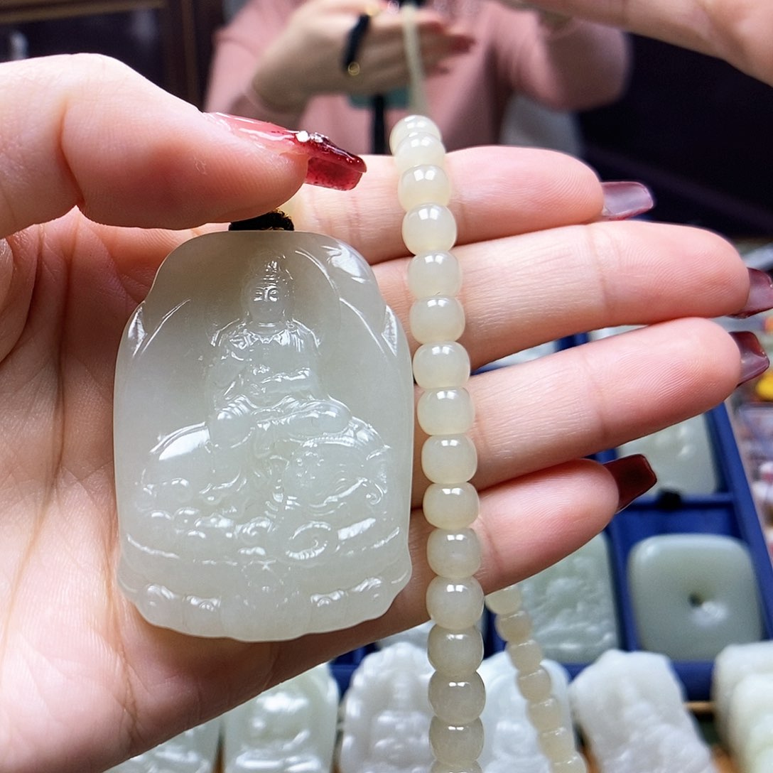 和田玉颈饰未镶嵌兜*