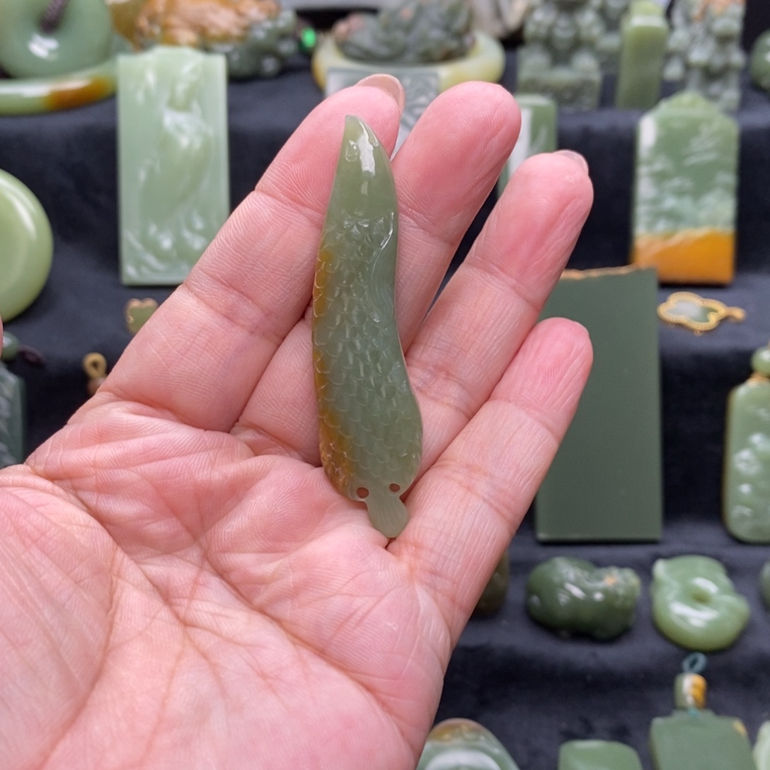 未镶嵌岫岩河磨玉（透闪石质玉）挂件