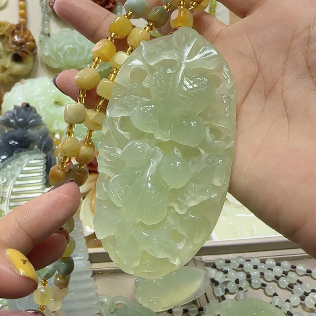 未镶嵌蛇纹石玉吊坠