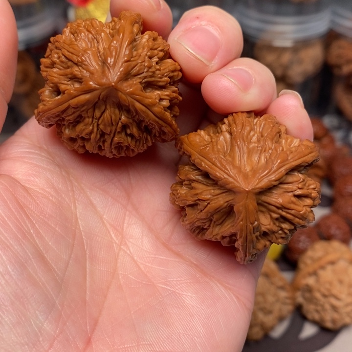 文玩核桃吊坠虎头奔