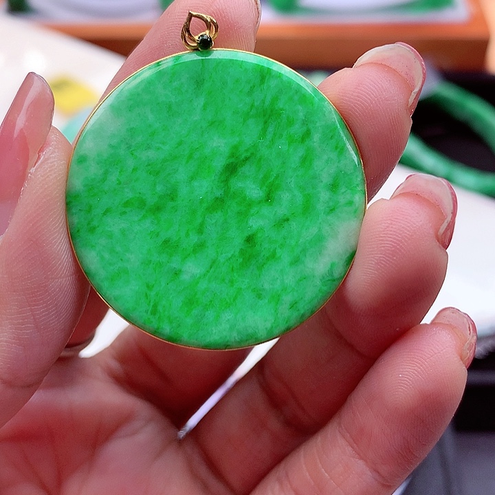 翡翠颈饰18K金镶嵌翡翠