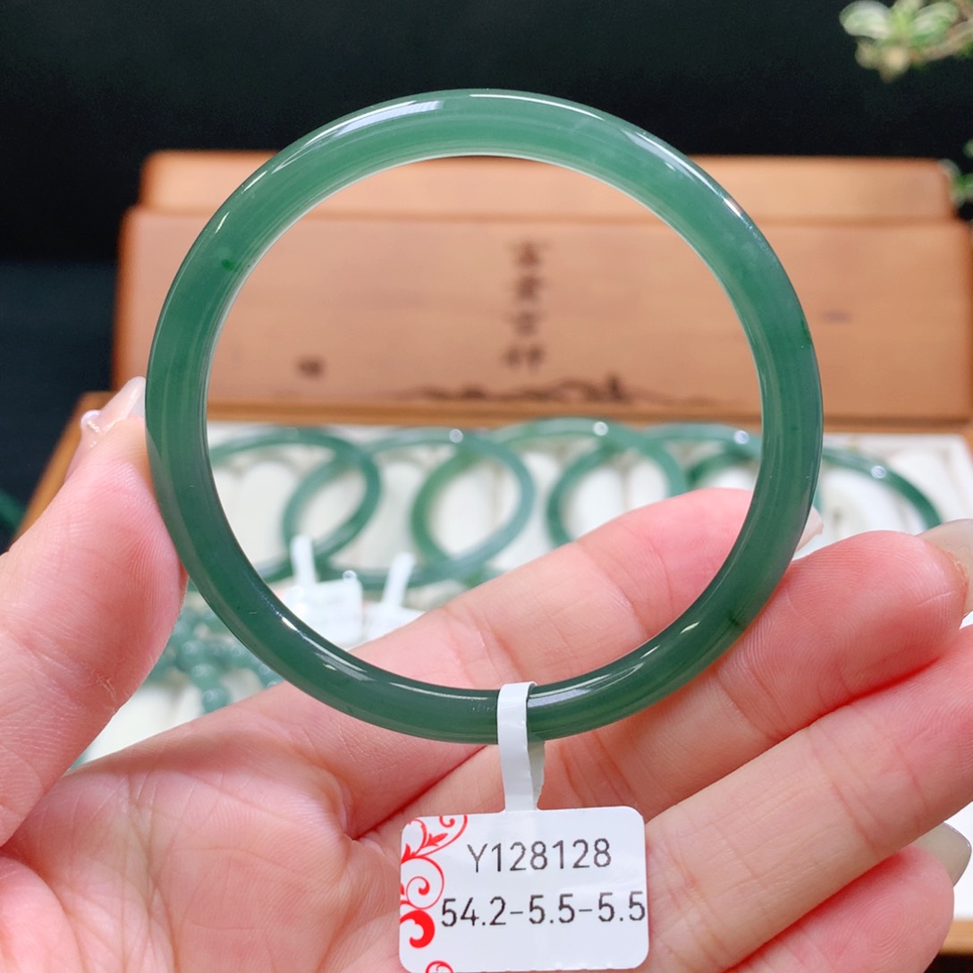 翡翠手镯未镶嵌天然