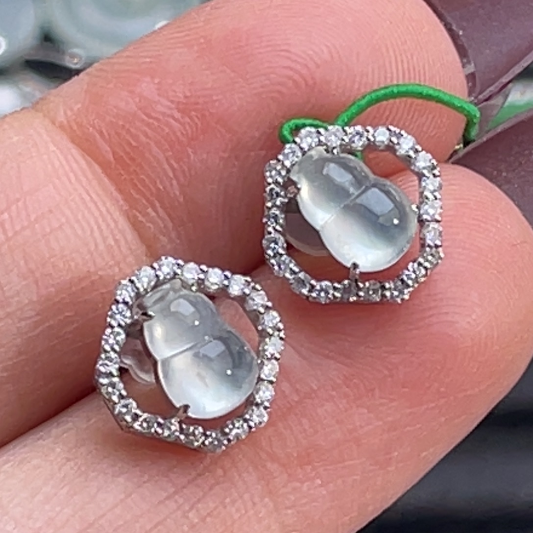 翡翠未镶嵌耳饰白冰葫芦耳钉，买断价¥2090