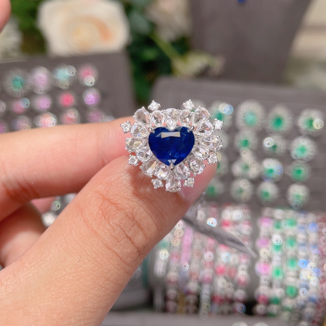 戒指蓝宝石18K金镶嵌3.01ct 皇家蓝