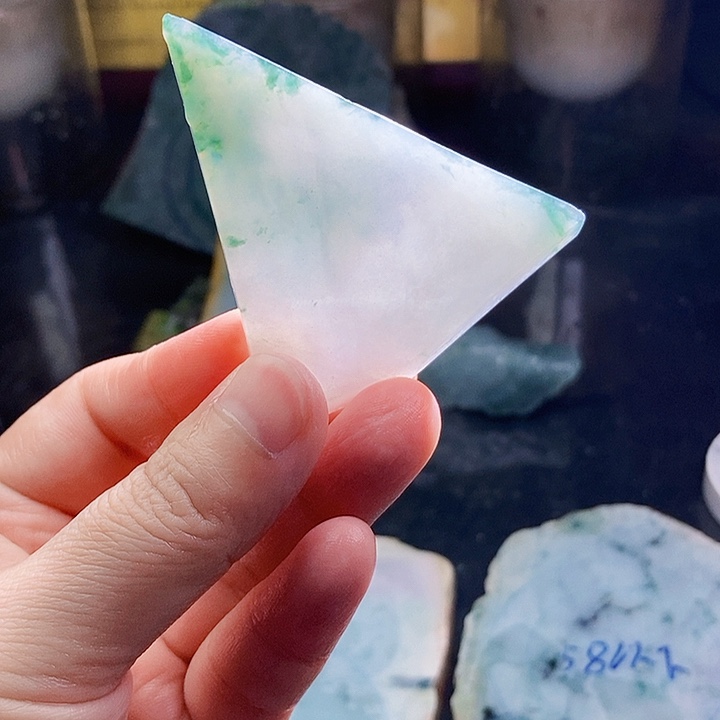 翡翠未镶嵌颈饰毛料64