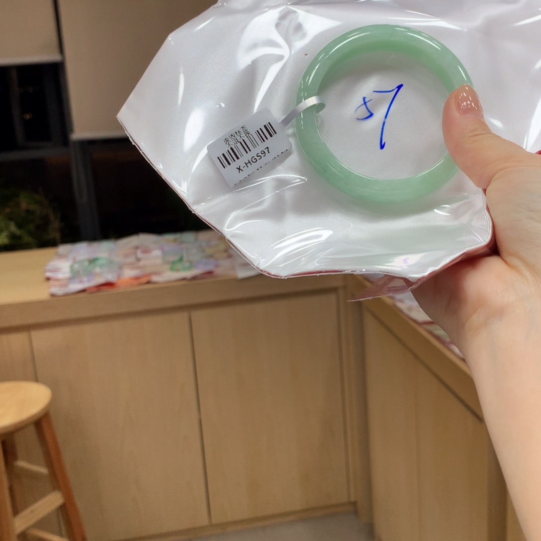 翡翠手镯未镶嵌不退不换