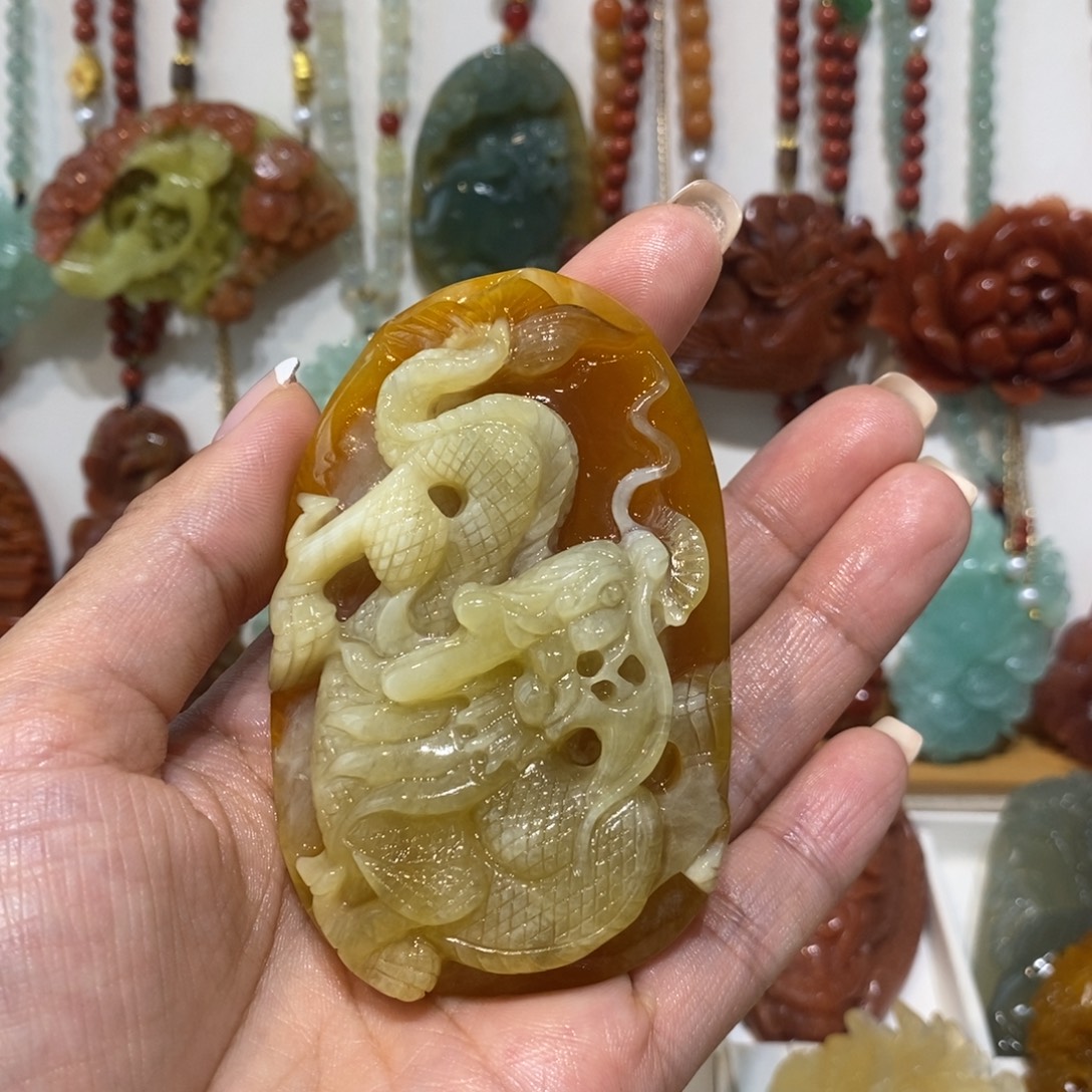 杨***三未镶嵌蛇纹石玉颈饰