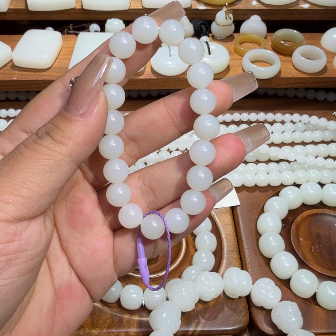 东***主和田玉未镶嵌颈饰