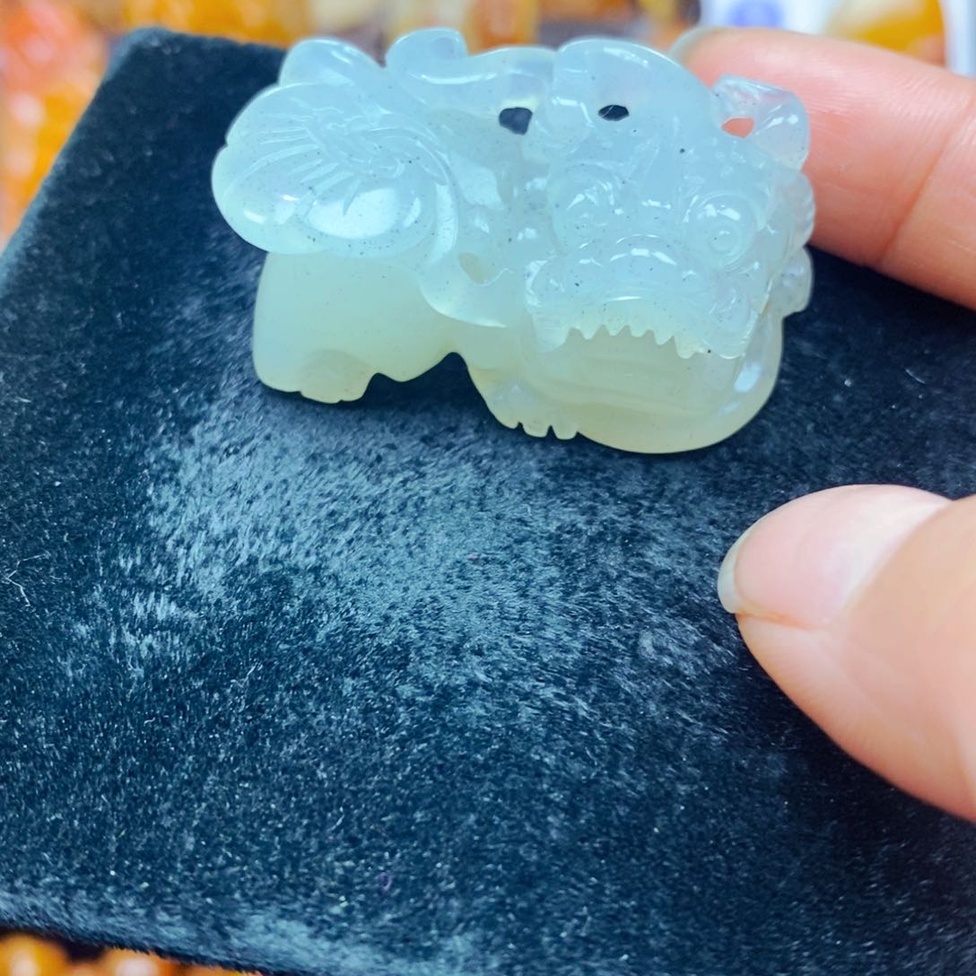 未镶嵌石英质玉（黄龙玉）颈饰