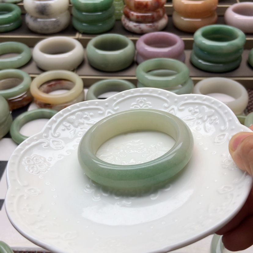 【闪购商品】石英质玉手镯未镶嵌皓*奶