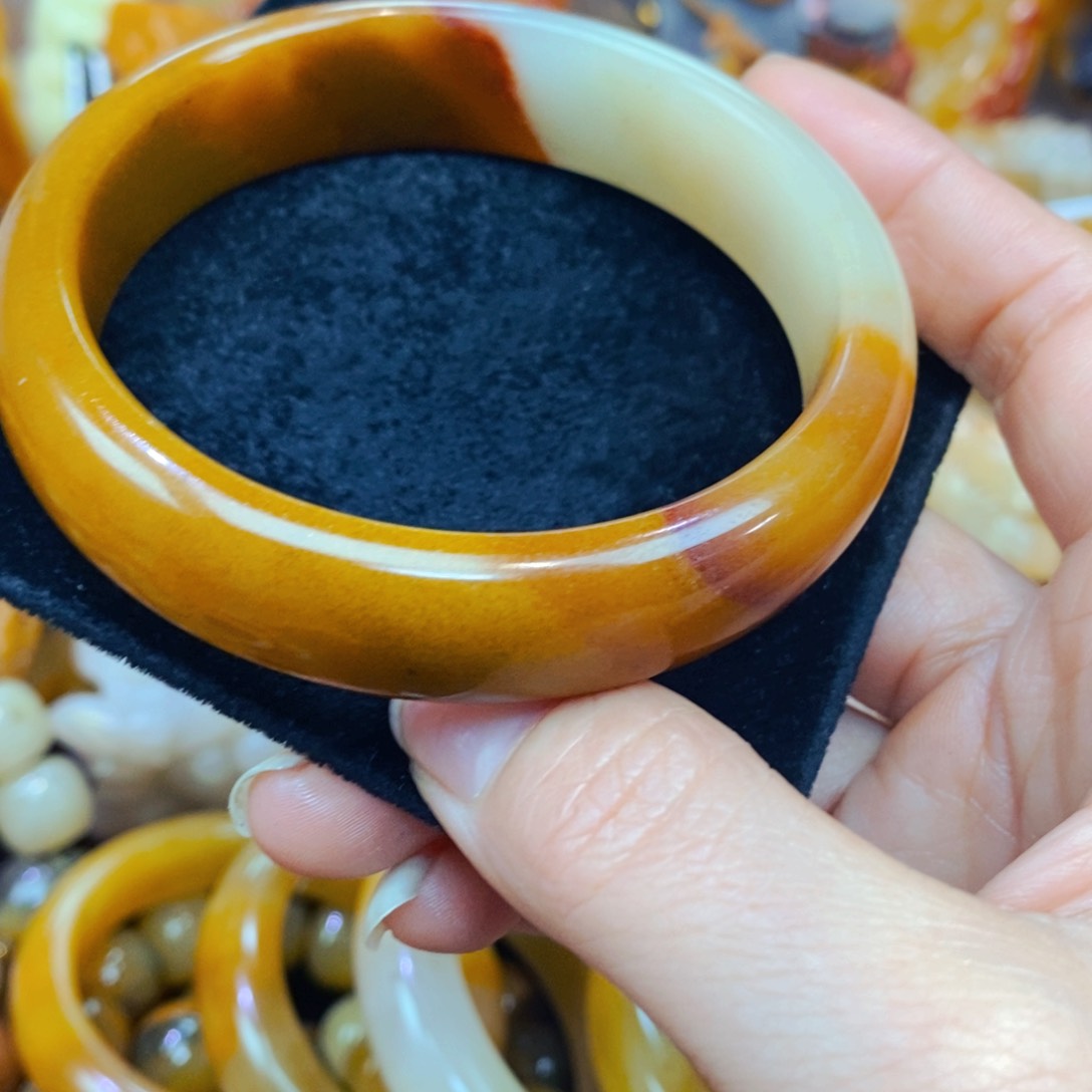 未镶嵌石英质玉（黄龙玉）颈饰