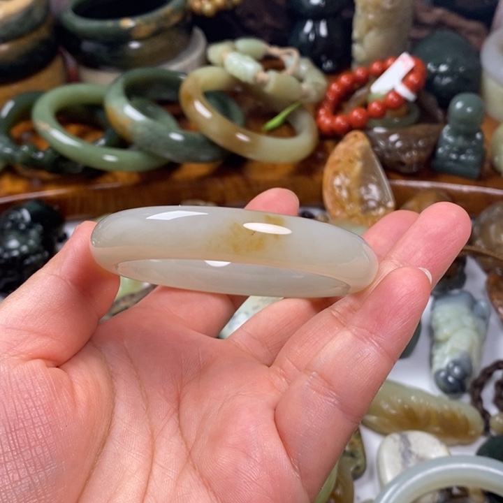 ****m和田玉未镶嵌手镯