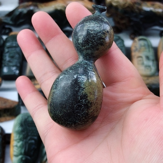 未镶嵌岫岩河磨玉（透闪石质玉）把件