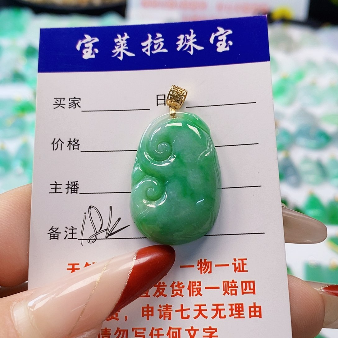 翡翠颈饰18K金镶嵌猪**?翡翠