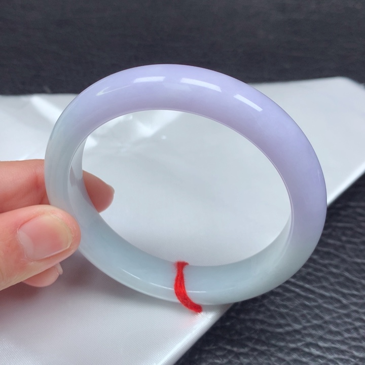 翡翠手镯未镶嵌。