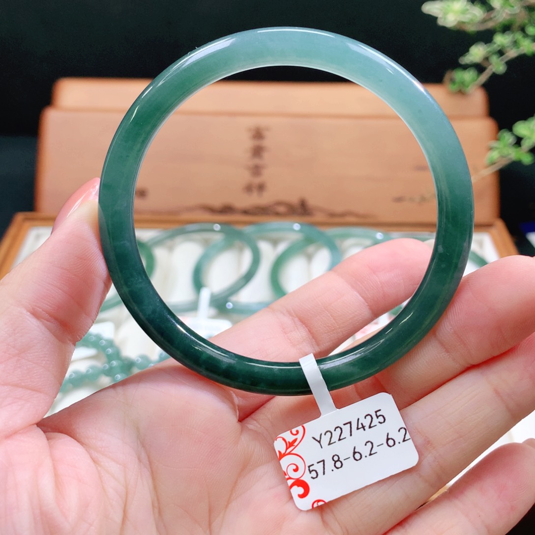 翡翠手镯未镶嵌天然