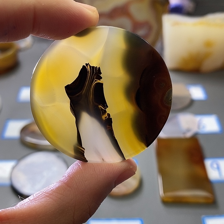 敬***阁玛瑙/玉髓未镶嵌珠宝半成品