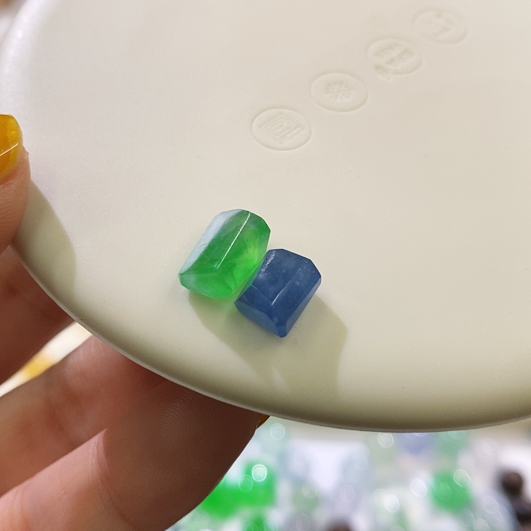 未镶嵌挂件翡翠两个价格不同