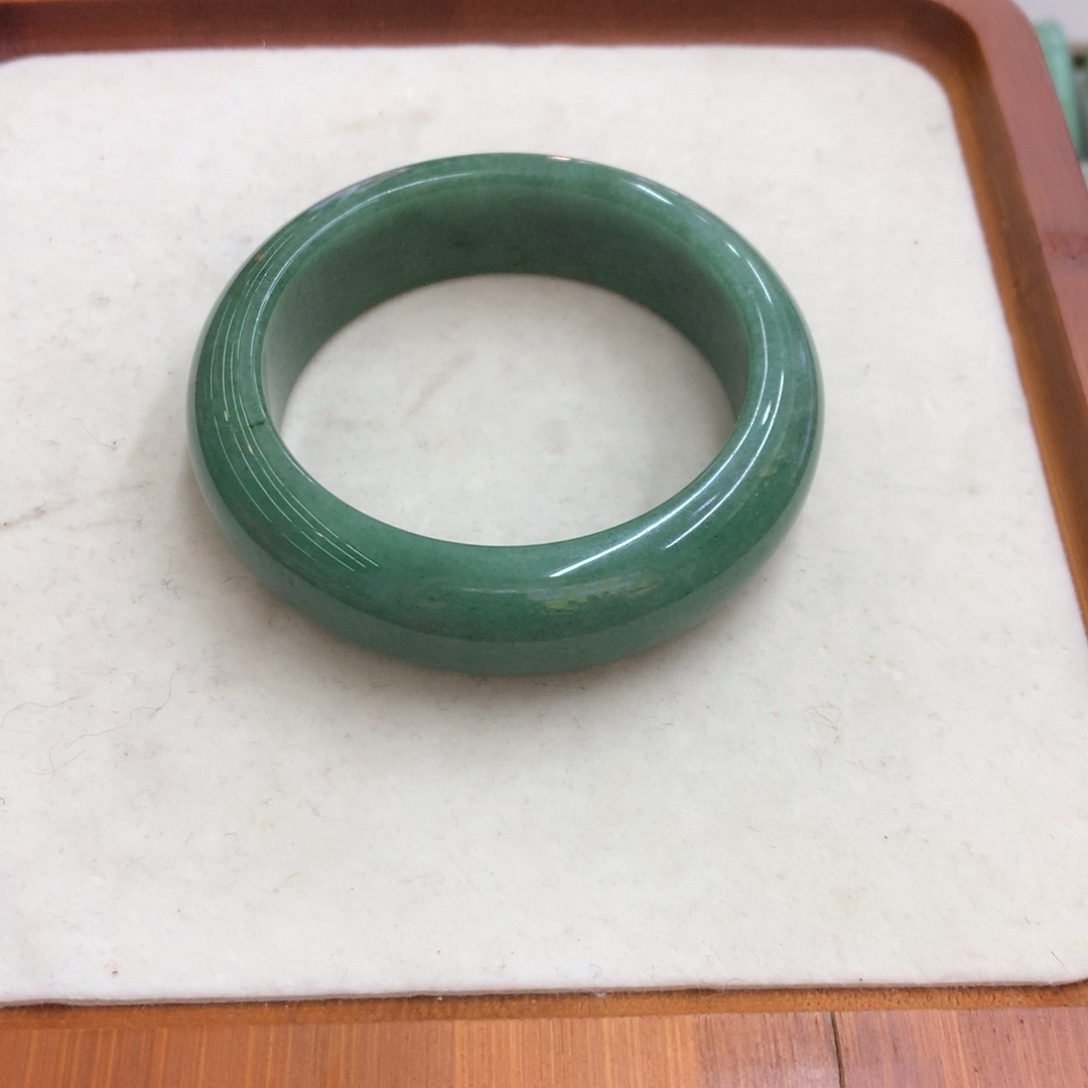 用***3石英质玉未镶嵌手镯