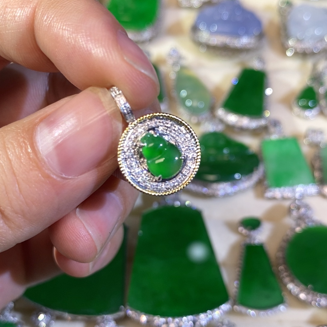 翡翠18K金镶嵌颈饰